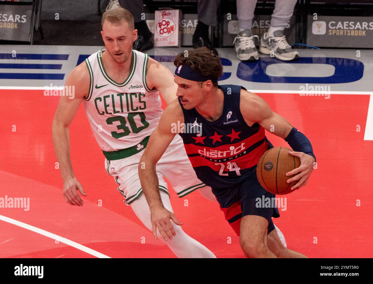 Washington, États-Unis. 22 novembre 2024. WASHINGTON, DC - 22 NOVEMBRE : L'attaquant des Washington Wizards Corey Kispert (24 ans) dépasse l'attaquant des Boston Celtics Sam Hauser (30 ans) lors d'un match NBA entre les Washington Wizards et les Boston Celtics, le 22 novembre 2024, au Capital One Arena, à Washington, DC. (Photo de Tony Quinn/SipaUSA) crédit : Sipa USA/Alamy Live News Banque D'Images
