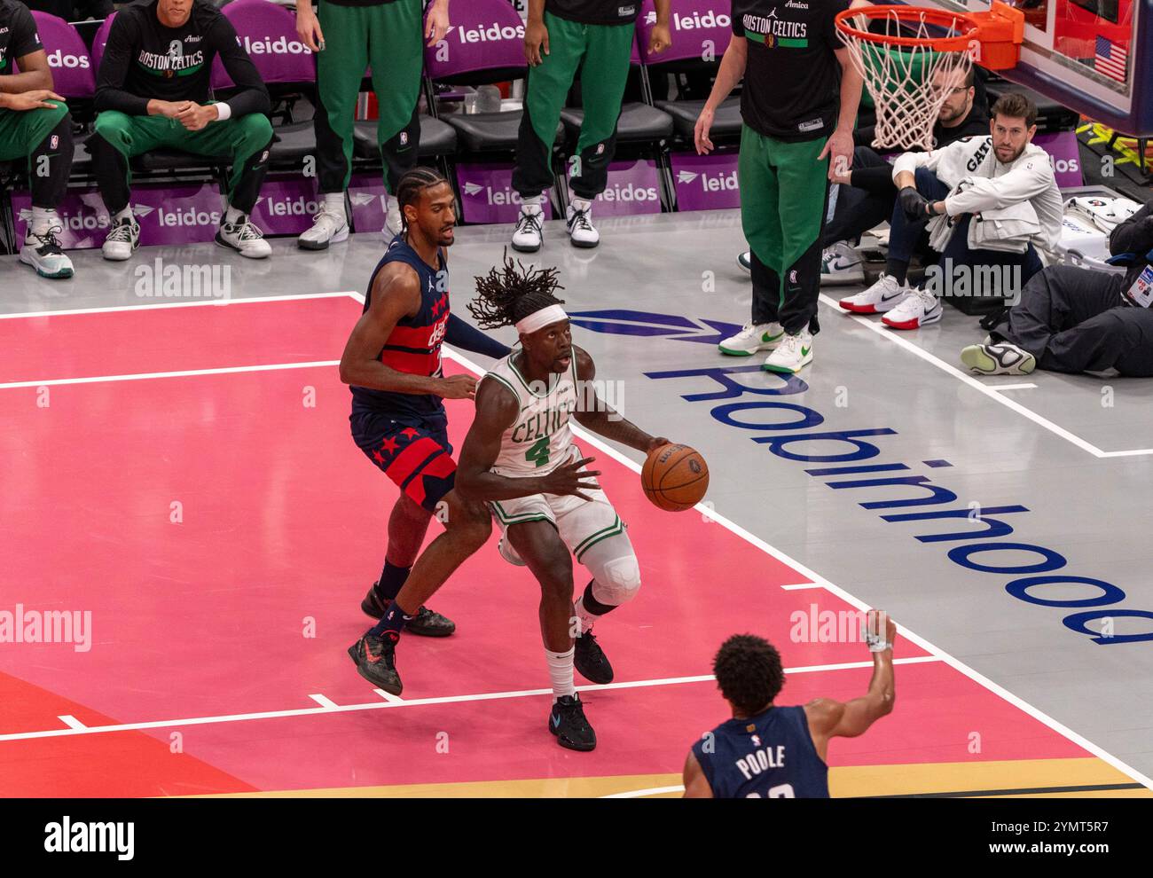 Washington, États-Unis. 22 novembre 2024. WASHINGTON, DC - 22 NOVEMBRE : le gardien des Boston Celtics Jrue Holiday (4) dépasse l'attaquant des Washington Wizards Alexandre Sarr (20) lors d'un match NBA entre les Washington Wizards et les Boston Celtics, le 22 novembre 2024, au Capital One Arena, à Washington, DC. (Photo de Tony Quinn/SipaUSA) crédit : Sipa USA/Alamy Live News Banque D'Images
