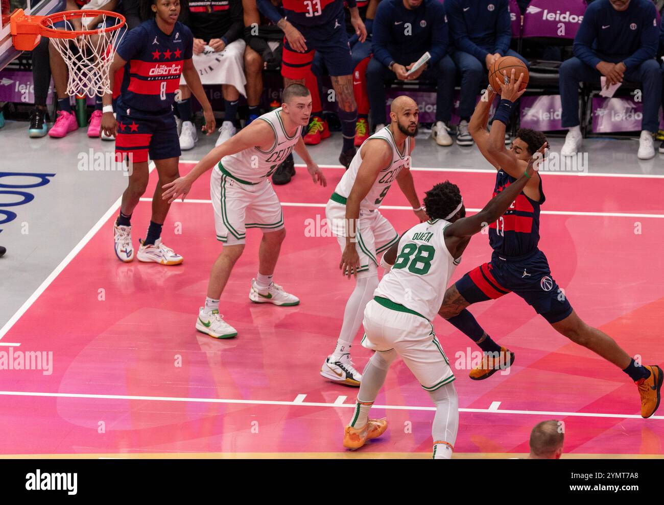 Washington, États-Unis. 22 novembre 2024. WASHINGTON, DC - 22 NOVEMBRE : la garde des Wizards de Washington Jordan Poole (13 ans) se charge lors d'un match NBA entre les Wizards de Washington et les Celtics de Boston, le 22 novembre 2024, au Capital One Arena, à Washington, DC. (Photo de Tony Quinn/SipaUSA) crédit : Sipa USA/Alamy Live News Banque D'Images