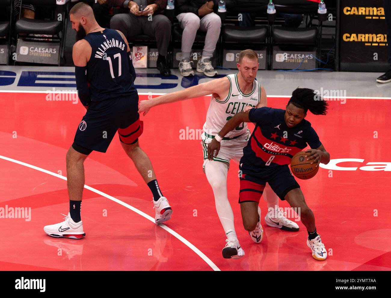 Washington, États-Unis. 22 novembre 2024. WASHINGTON, DC - 22 NOVEMBRE : Carlton Carrington (8), garde des Wizards de Washington, dribble devant Sam Hauser (30), attaquant des Boston Celtics, lors d'un match NBA entre les Wizards de Washington et les Boston Celtics, le 22 novembre 2024, au Capital One Arena, à Washington, DC. (Photo de Tony Quinn/SipaUSA) crédit : Sipa USA/Alamy Live News Banque D'Images
