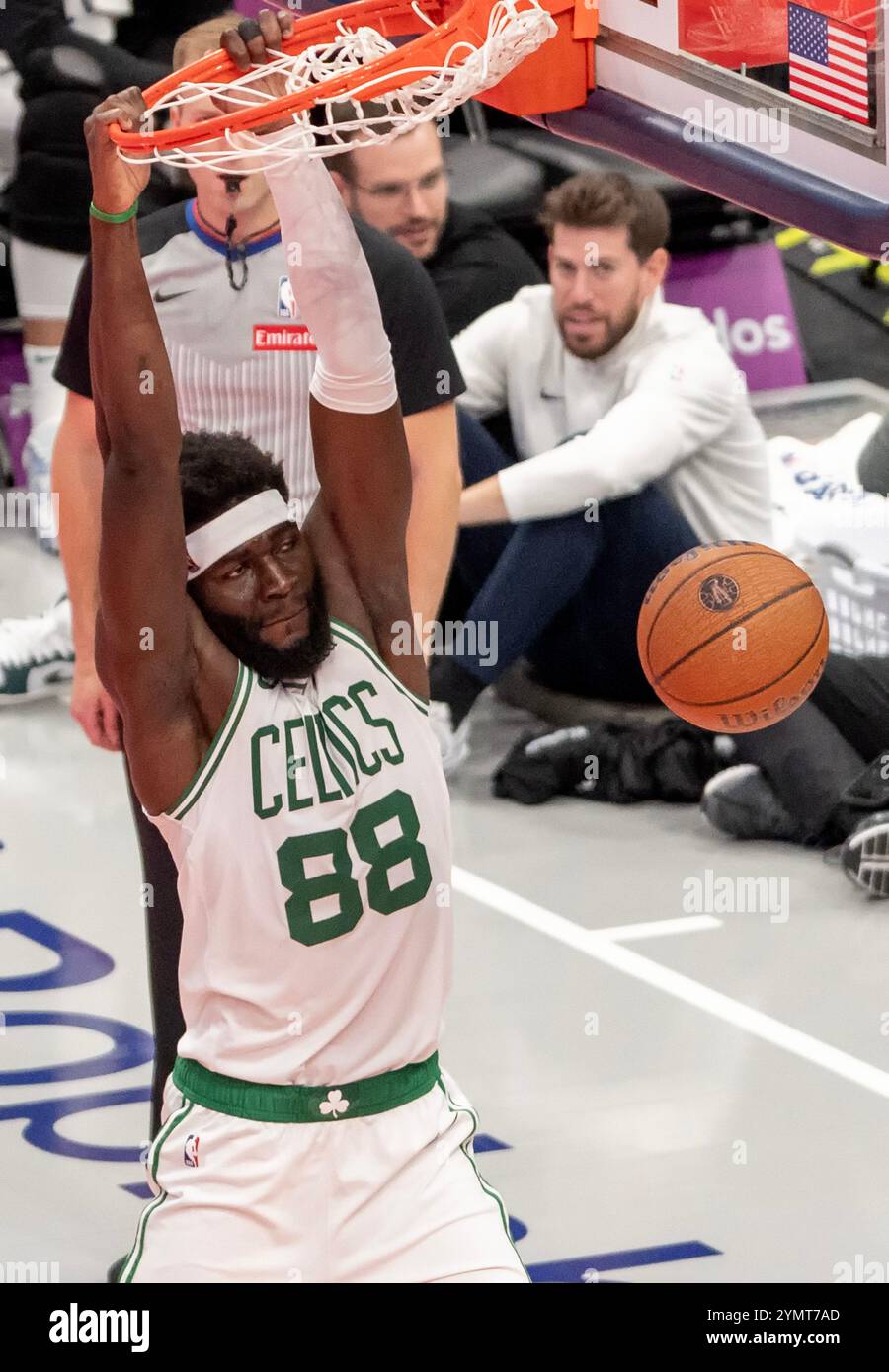 Washington, États-Unis. 22 novembre 2024. WASHINGTON, DC - 22 NOVEMBRE : le centre des Boston Celtics Neemias Queta (88) s'accroche après un dunk lors d'un match NBA entre les Wizards de Washington et les Celtics de Boston, le 22 novembre 2024 au Capital One Arena, à Washington, DC. (Photo par Tony Quinn/SipaUSA) crédit : Sipa USA/Alamy Live News Banque D'Images