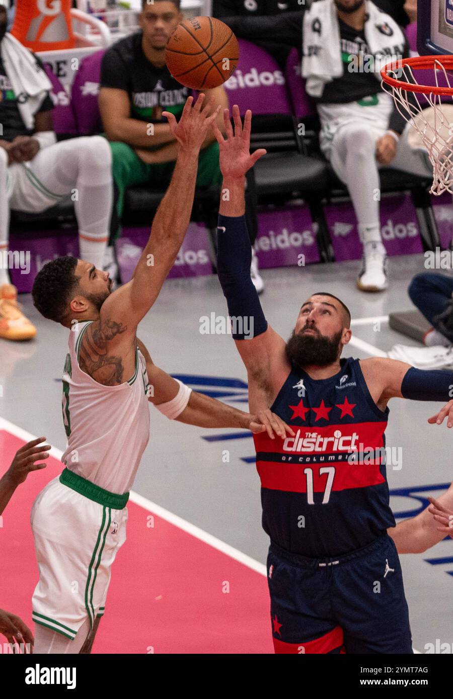 Washington, États-Unis. 22 novembre 2024. WASHINGTON, DC - 22 NOVEMBRE : L'attaquant des Boston Celtics Jayson Tatum (0) tire un coup sur le centre des Washington Wizards Jonas Valanciunas (17) lors d'un match NBA entre les Washington Wizards et les Boston Celtics, le 22 novembre 2024, à Capital One Arena, à Washington, DC. (Photo de Tony Quinn/SipaUSA) crédit : Sipa USA/Alamy Live News Banque D'Images