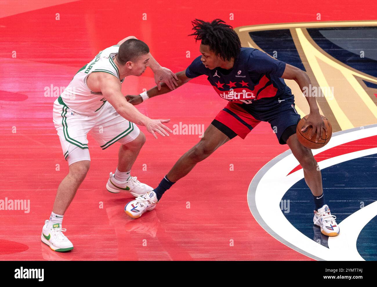 Washington, États-Unis. 22 novembre 2024. WASHINGTON, DC - 22 NOVEMBRE : ]b30] défend sur Carlton Carrington (8), le gardien des Wizards de Washington, lors d'un match NBA entre les Wizards de Washington et les Celtics de Boston, le 22 novembre 2024, à Capital One Arena, à Washington, DC. (Photo de Tony Quinn/SipaUSA) crédit : Sipa USA/Alamy Live News Banque D'Images