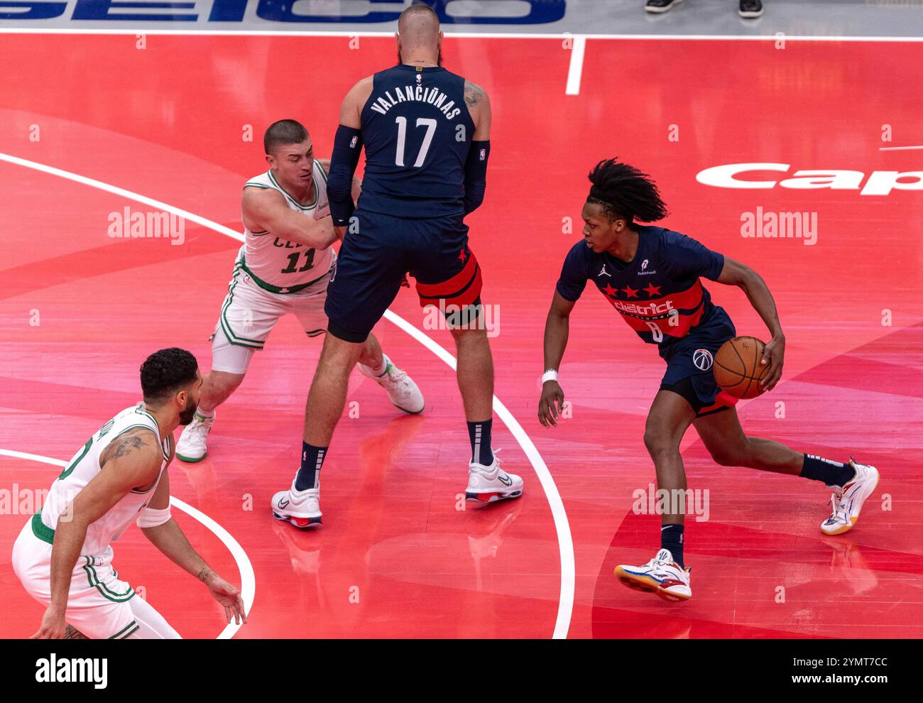 Washington, États-Unis. 22 novembre 2024. WASHINGTON, DC - 22 NOVEMBRE : Carlton Carrington (8 ans), garde des Wizards de Washington, pousse en avant lors d'un match NBA entre les Wizards de Washington et les Celtics de Boston, le 22 novembre 2024 au Capital One Arena, à Washington, DC. (Photo de Tony Quinn/SipaUSA) crédit : Sipa USA/Alamy Live News Banque D'Images
