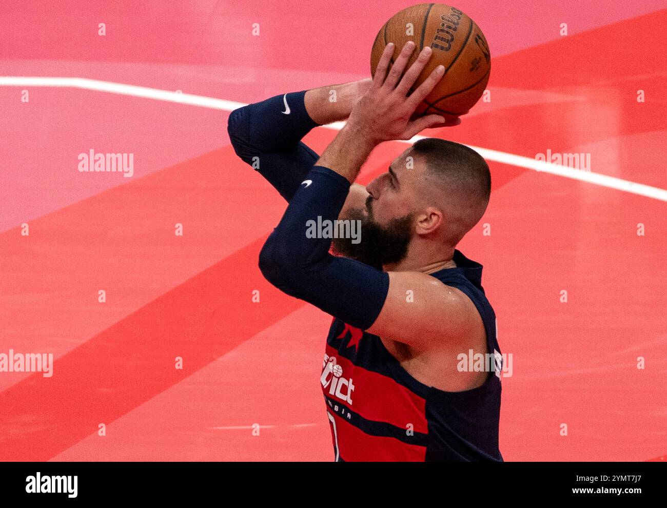 Washington, États-Unis. 22 novembre 2024. WASHINGTON, DC - 22 NOVEMBRE : les Washington Wizards placent Jonas Valanciunas (17 ans) au lancer franc lors d'un match NBA entre les Washington Wizards et les Boston Celtics, le 22 novembre 2024, à Capital One Arena, à Washington, DC. (Photo de Tony Quinn/SipaUSA) crédit : Sipa USA/Alamy Live News Banque D'Images