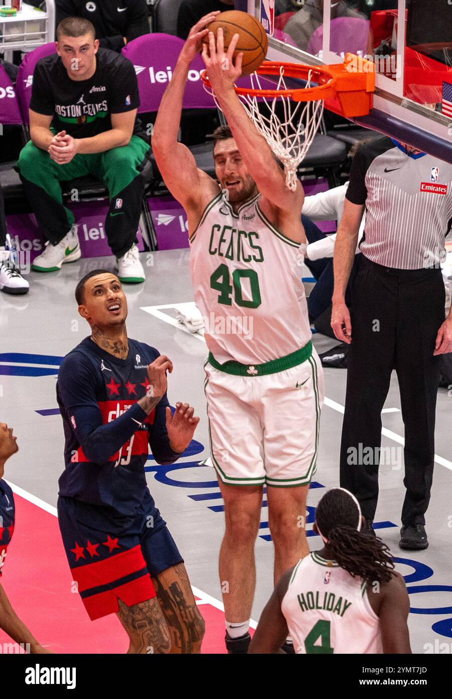 Washington, États-Unis. 22 novembre 2024. WASHINGTON, DC - 22 NOVEMBRE : le centre des Boston Celtics Luke Kornet (40) a marqué lors d'un match NBA entre les Wizards de Washington et les Celtics de Boston, le 22 novembre 2024 au Capital One Arena, à Washington, DC. (Photo de Tony Quinn/SipaUSA) crédit : Sipa USA/Alamy Live News Banque D'Images