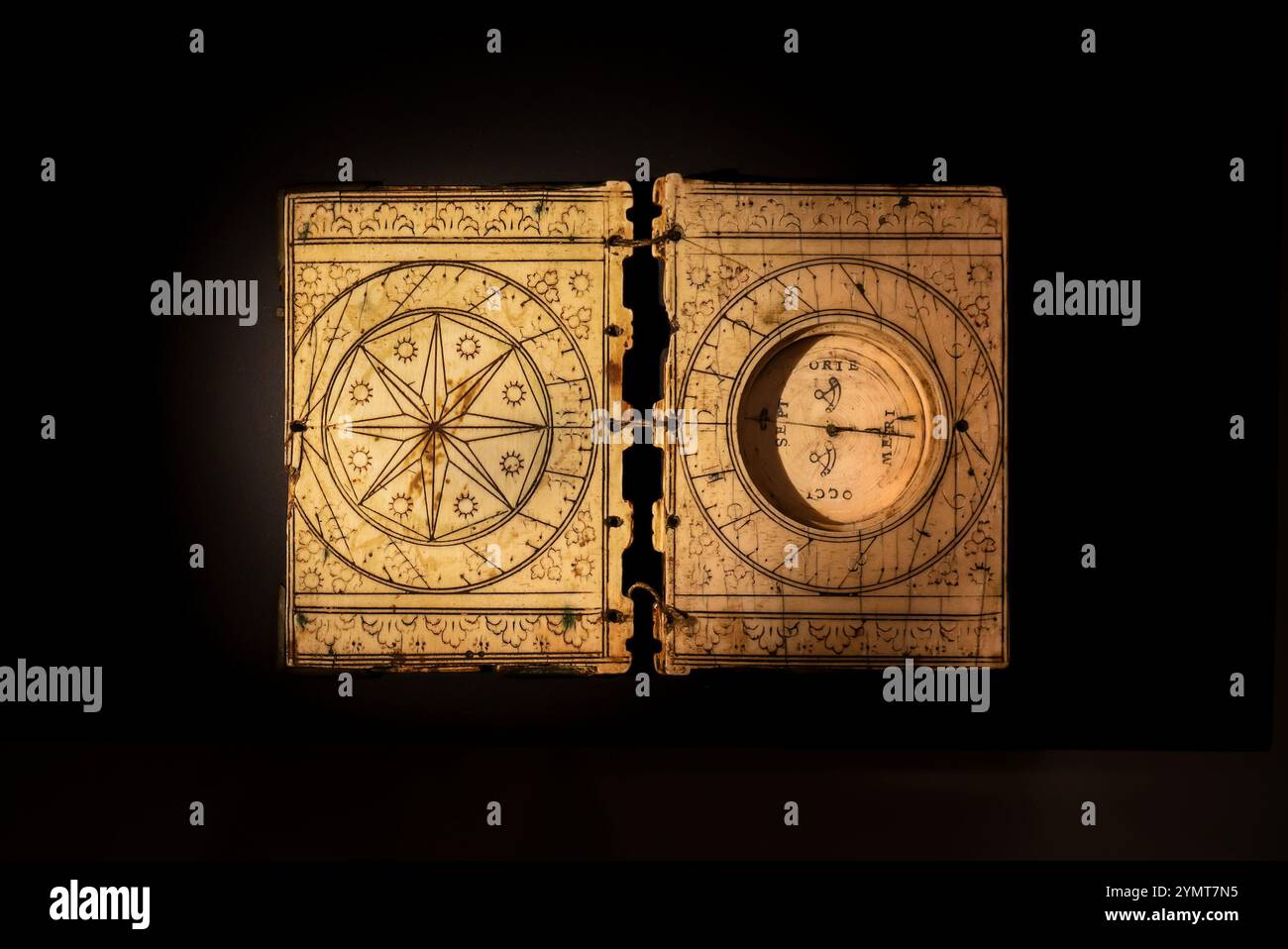 Boussole et cadran solaire (XVIe siècle). Vu au Musée national d'Islande (Þjóðminjasafnið), Reykjavík, Islande. Banque D'Images