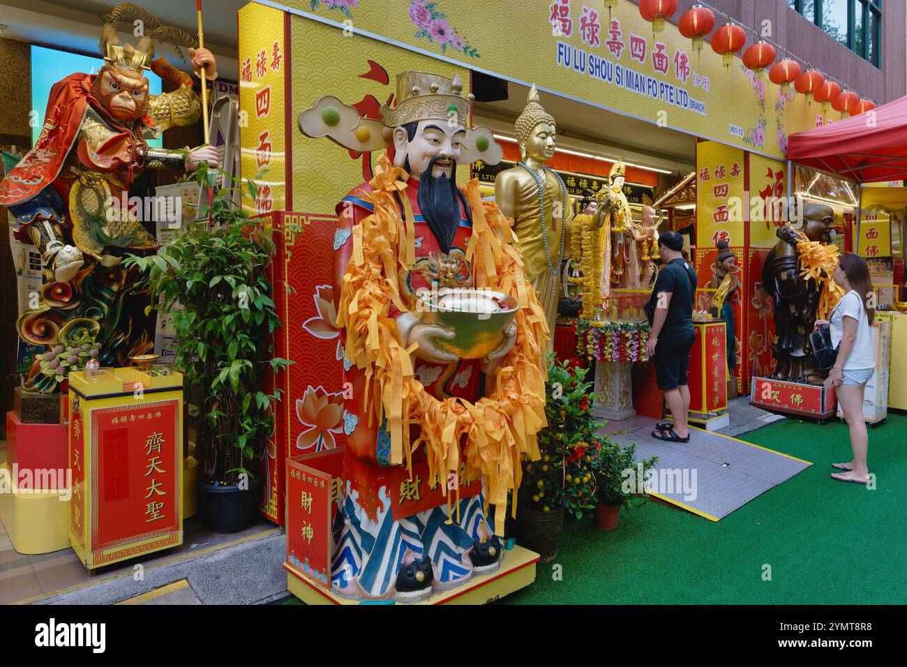 Statues dans un magasin de paraphernalia religieux à Waterloo, Bugis, Singapour, le Dieu singe taoïste Sun Wukong ((l), et un Dieu empereur chinois (m) Banque D'Images