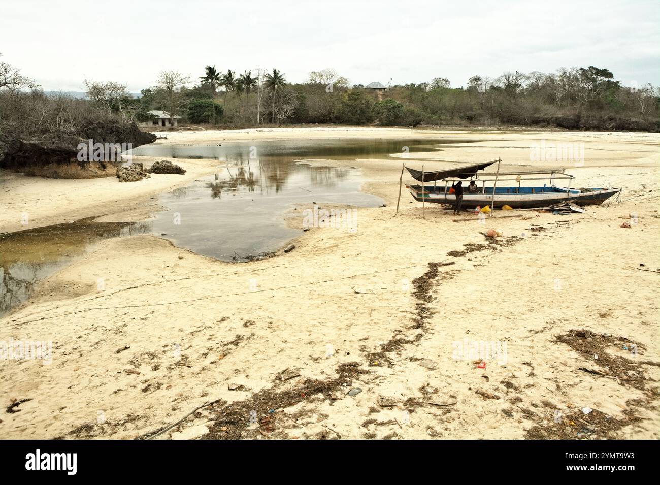 Un bateau de pêche sur la plage intertidale à marée basse à Waikelo, Tambolaka, Sumba sud-ouest, Nusa Tenggara est, Indonésie. Banque D'Images