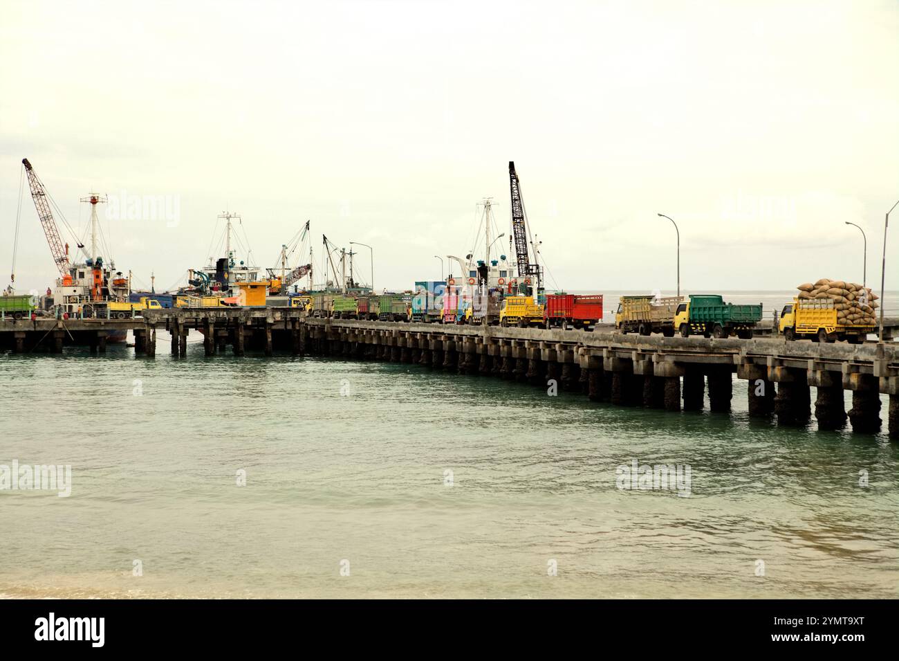 Camions de fret attendant en ligne sur le quai pour déposer des marchandises au port de Waikelo à Tambolaka, Southwest Sumba, East Nusa Tenggara, Indonésie. Banque D'Images