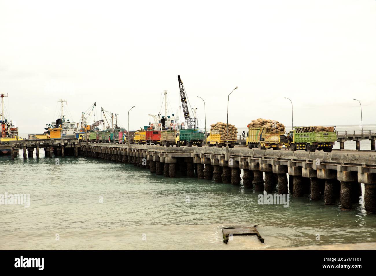 Camions de fret attendant en ligne sur le quai pour déposer des marchandises au port de Waikelo à Tambolaka, Southwest Sumba, East Nusa Tenggara, Indonésie. Banque D'Images