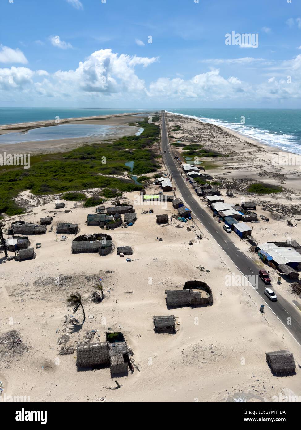 Dhanushkodi, Tamil Nadu, Inde - Oct 04, 2024 : vue aérienne du paysage et de la route allant vers Arichal Munai Sunset point depuis le Dhanushkodi Banque D'Images