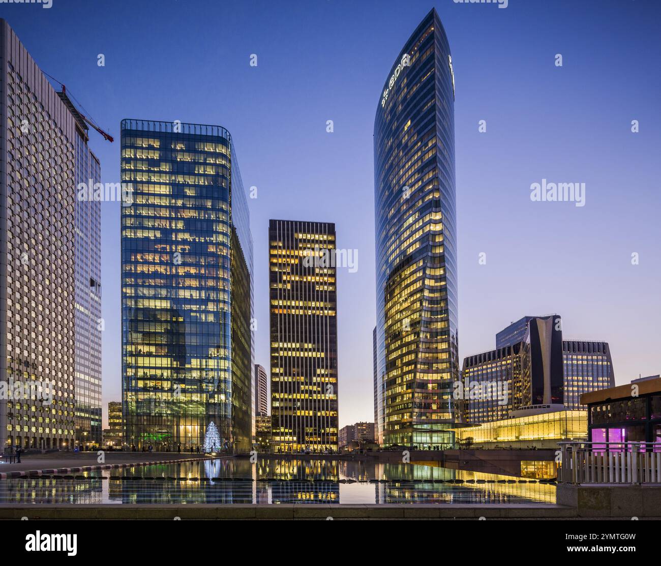 FRANCE, HAUTS-DE-SEINE (92) QUARTIER DE LA DÉFENSE, LA FONTAINE IMAGINÉE PAR LE PLASTICIEN ISRAÉLIEN YAACOV AGAM, AU PIED DES GRATTE-CIEL ET DE L'ED Banque D'Images