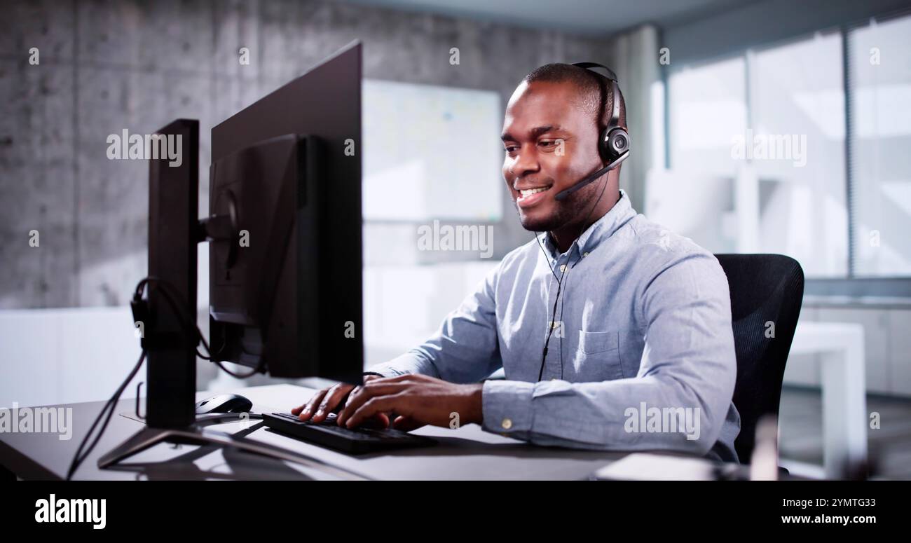 Agent de service d'assistance à la clientèle en ligne avec micro-casque/oreillette Banque D'Images