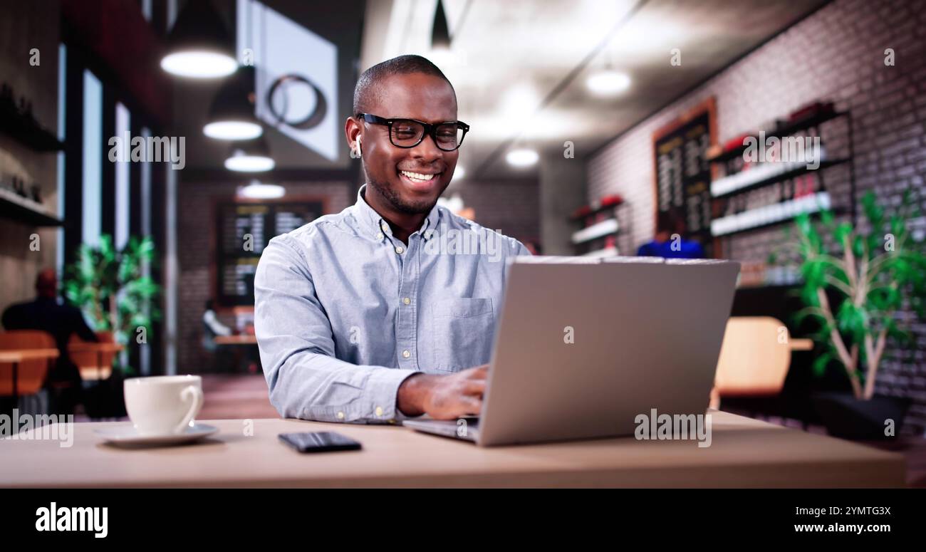 Travailler et étudier sur ordinateur portable. Saisie par l'étudiant Banque D'Images