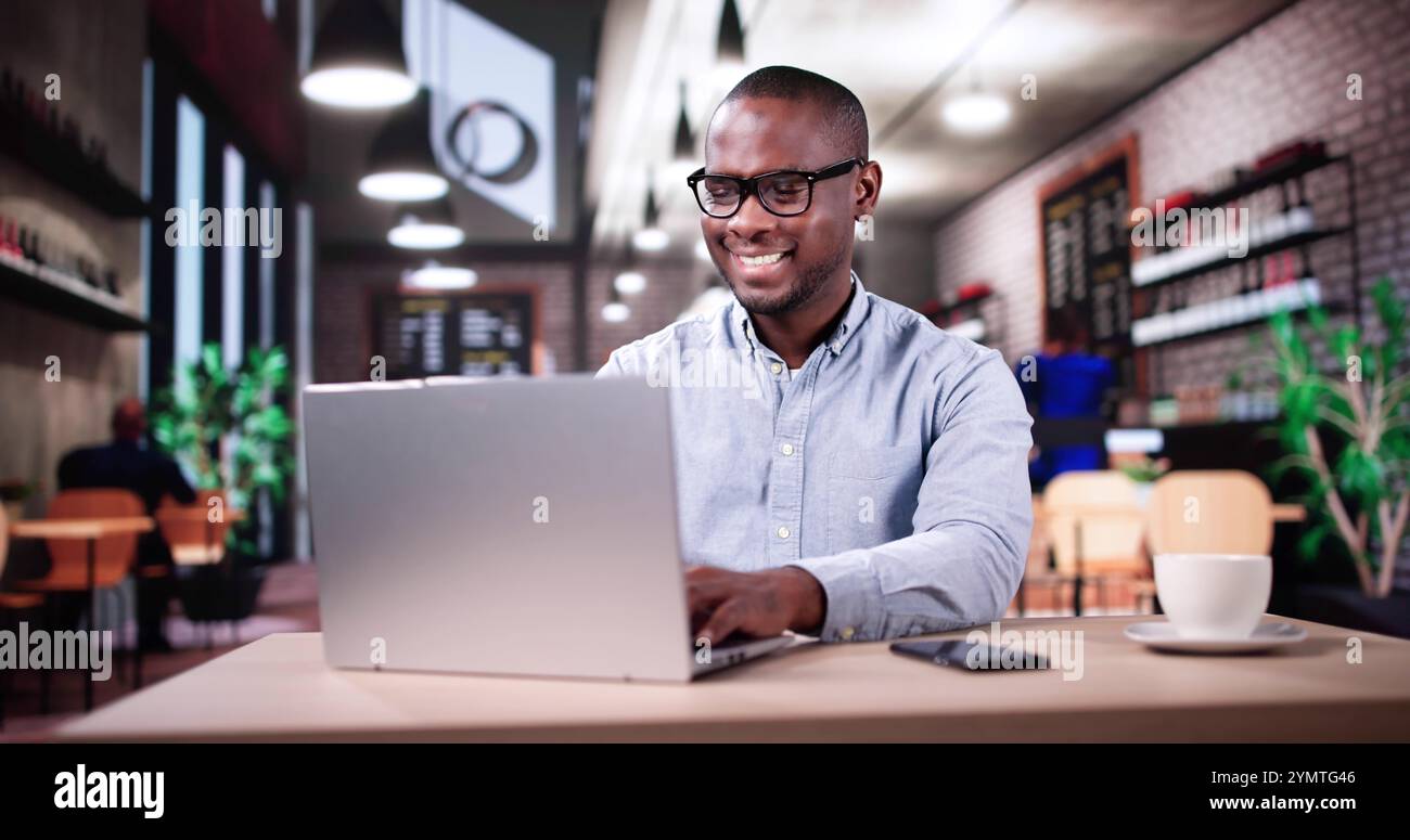 Travailler et étudier sur ordinateur portable. Saisie par l'étudiant Banque D'Images