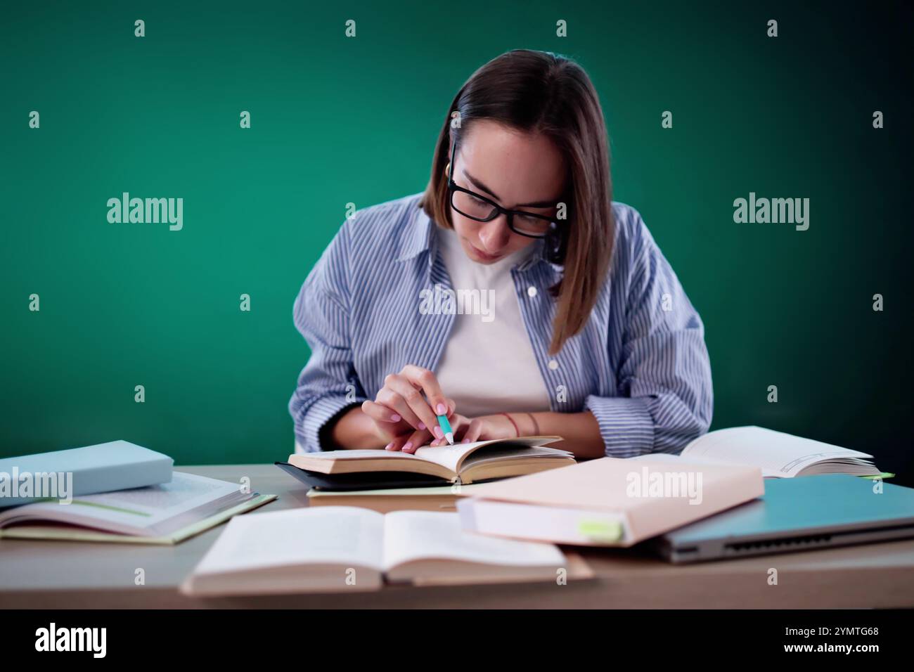 Étudiant universitaire apprendre les mathématiques à partir de livres avant le test Banque D'Images