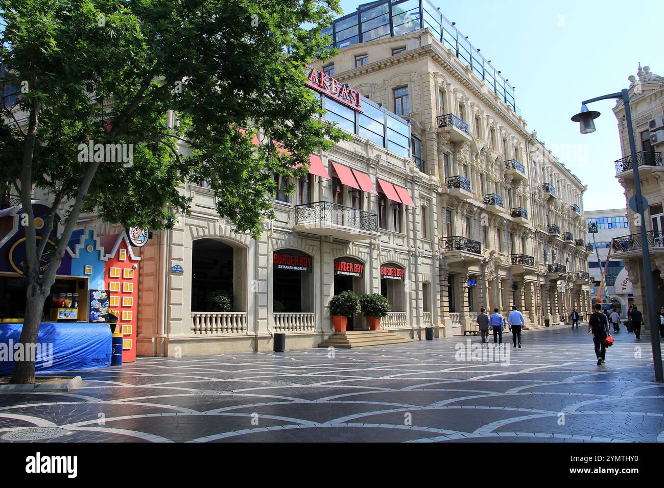 Une place moderne dans le centre-ville de Bakou. Il y a des lieux de travail de marques célèbres autour de la place. Banque D'Images