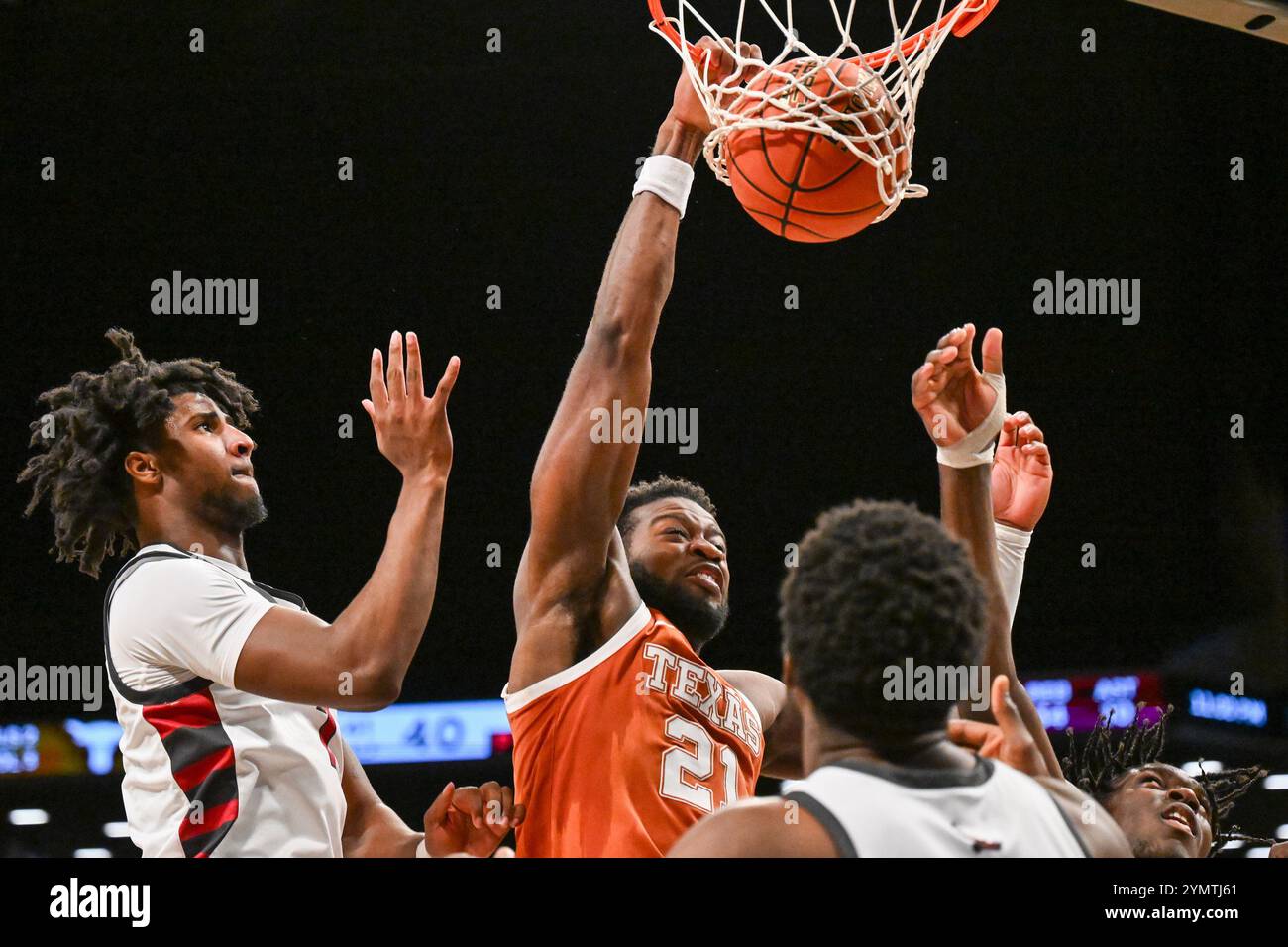 Brooklyn, New York, États-Unis. 23 novembre 2024. Ze'RIK ONYEMA 21 F DES TEXAS LONGHORNS dunks pendant le match de basket-ball UKG Legends Classic NCAA entre Texas vs St Josephs au Barclays Center Brooklyn NY (crédit image : © James Patrick Cooper/ZUMA Press Wire) USAGE ÉDITORIAL SEULEMENT! Non destiné à UN USAGE commercial ! Banque D'Images