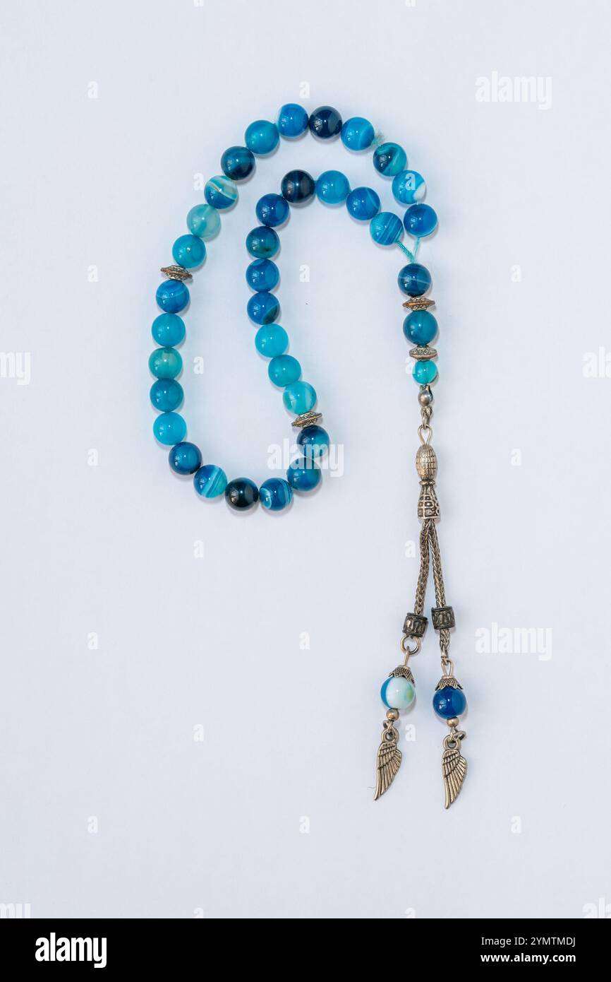 Perles de chapelet de prière musulmane isolées sur fond blanc Banque D'Images