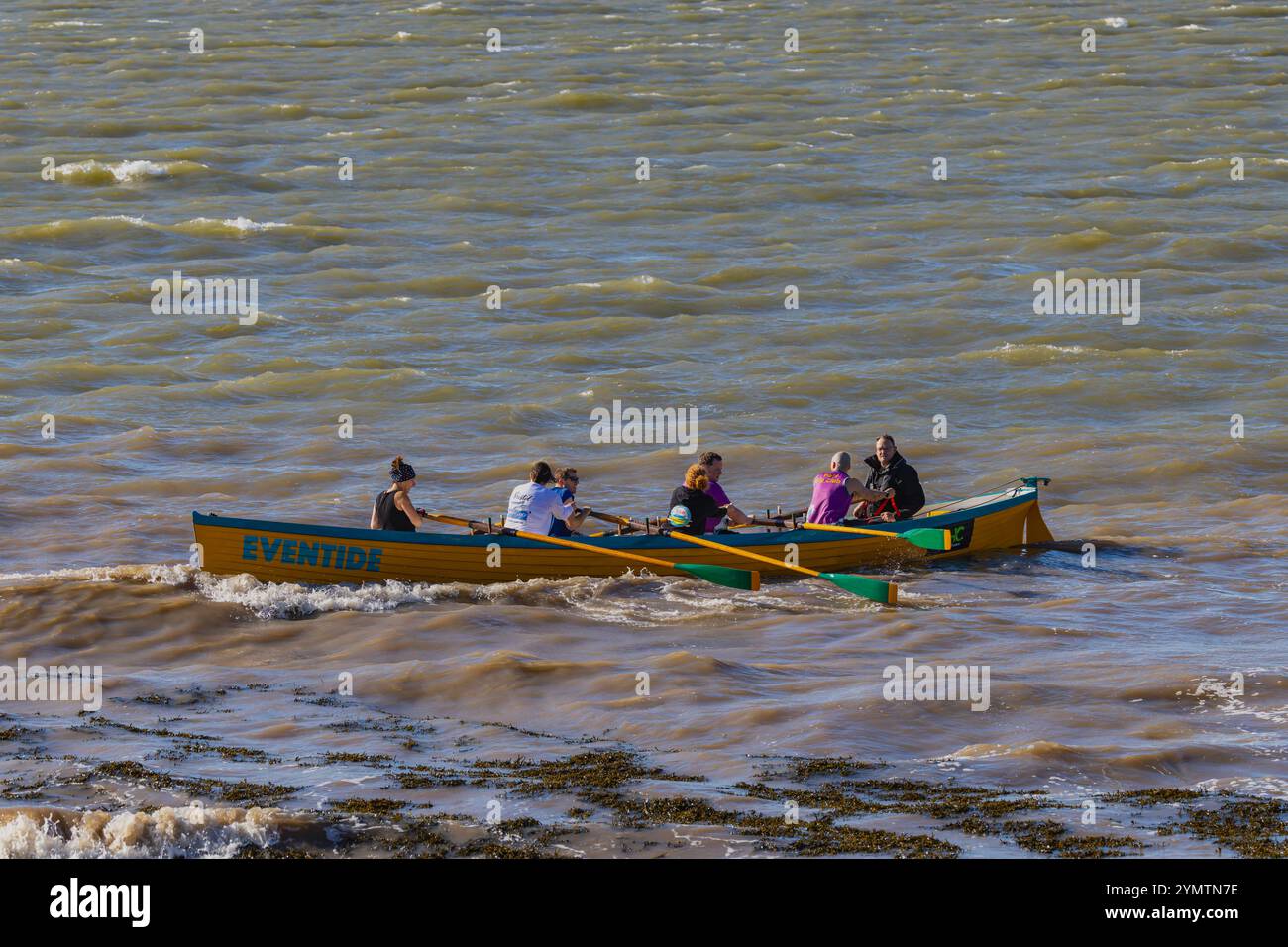 Pilote Gig course sur l'estuaire de la Severn avec une mer agitée Banque D'Images