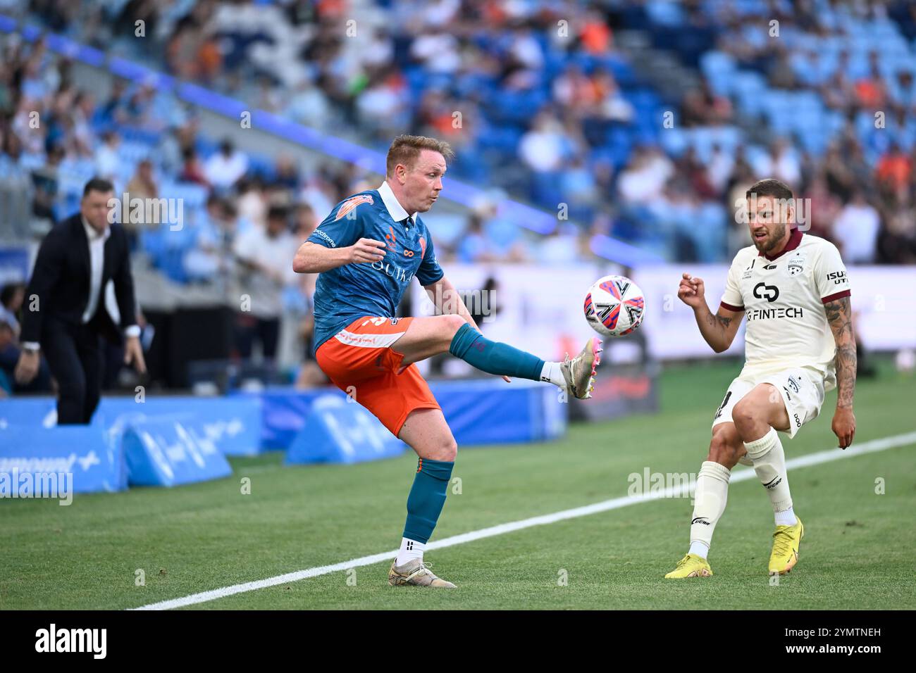 23 novembre 2024 ; Allianz Stadium, Sydney, NSW, Australie : a-League Football, Brisbane Roar contre Adelaide United ; Corey Brown de Brisbane Roar contrôle le ballon dans le rôle de Dylan Pierias d'Adelaide United Challenges Credit : action plus Sports images/Alamy Live News Banque D'Images