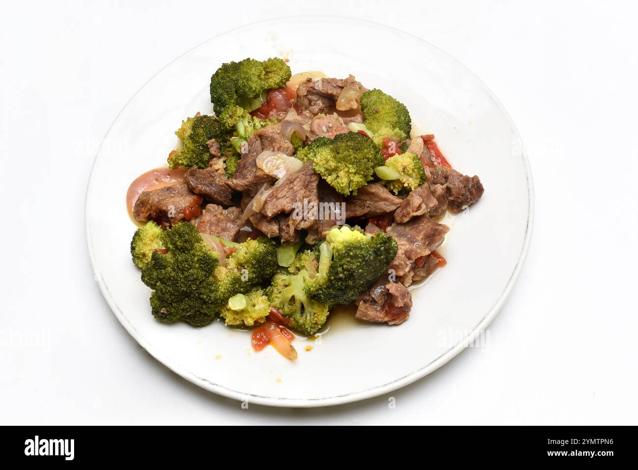 RAGOÛT DE BŒUF ET DE BROCOLI SUR UNE ASSIETTE BLANCHE Banque D'Images