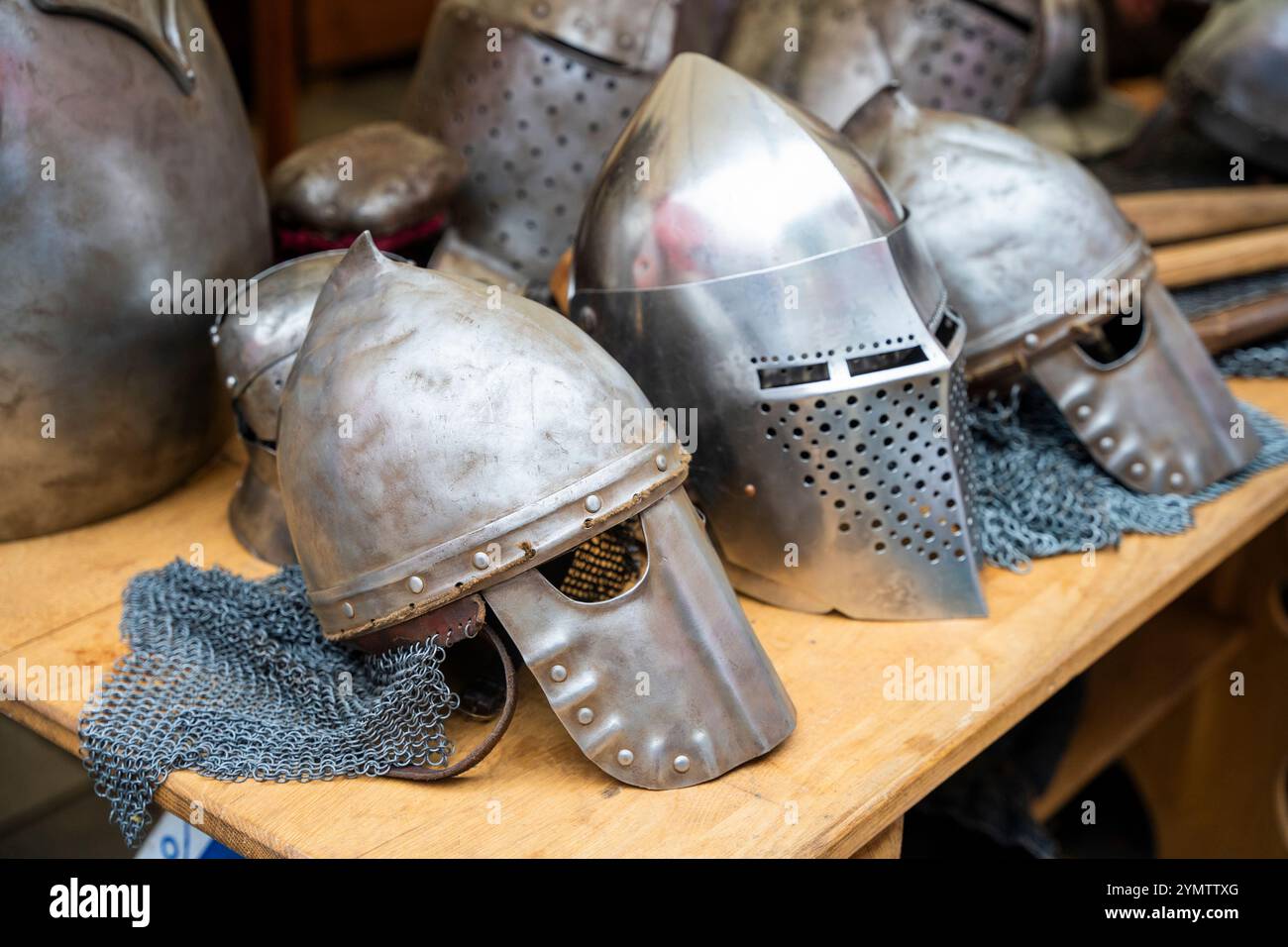 Casques de chevalier brillants sur un marché traditionnel sur une table en bois. Banque D'Images