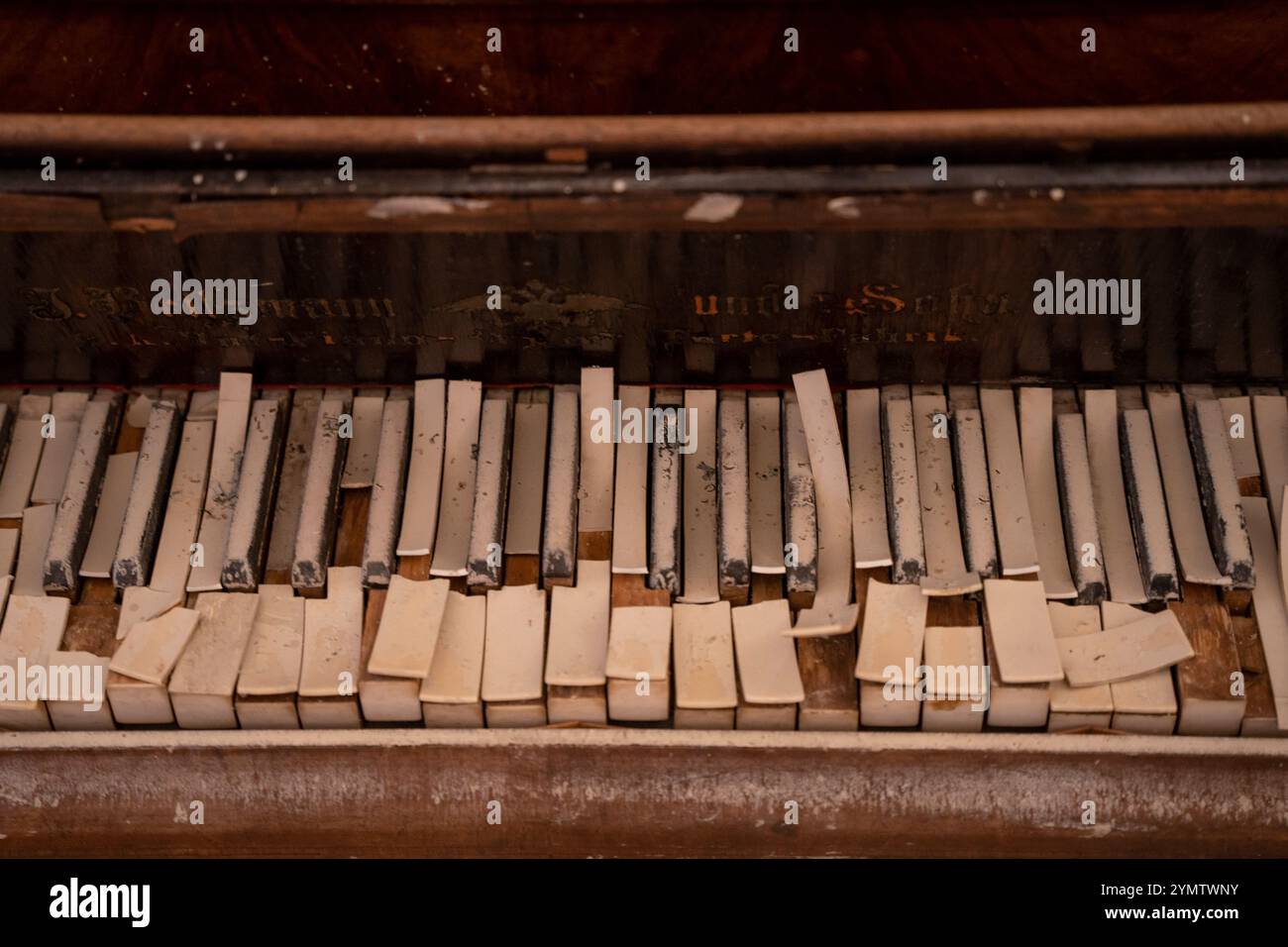 Vieux piano antique cassé. Clavier vintage avec touches de piano cassées et pelées. Banque D'Images