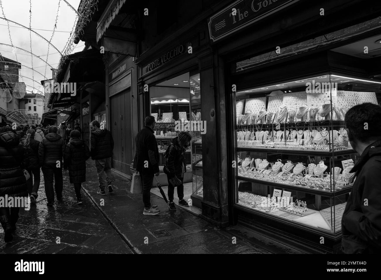 Vitrine d'une bijouterie sur le pont Ponte Vecchio. Bijoux colliers en or bagues bracelets montre richesse, bijouterie sur le pont Ponte Vecchio i Banque D'Images