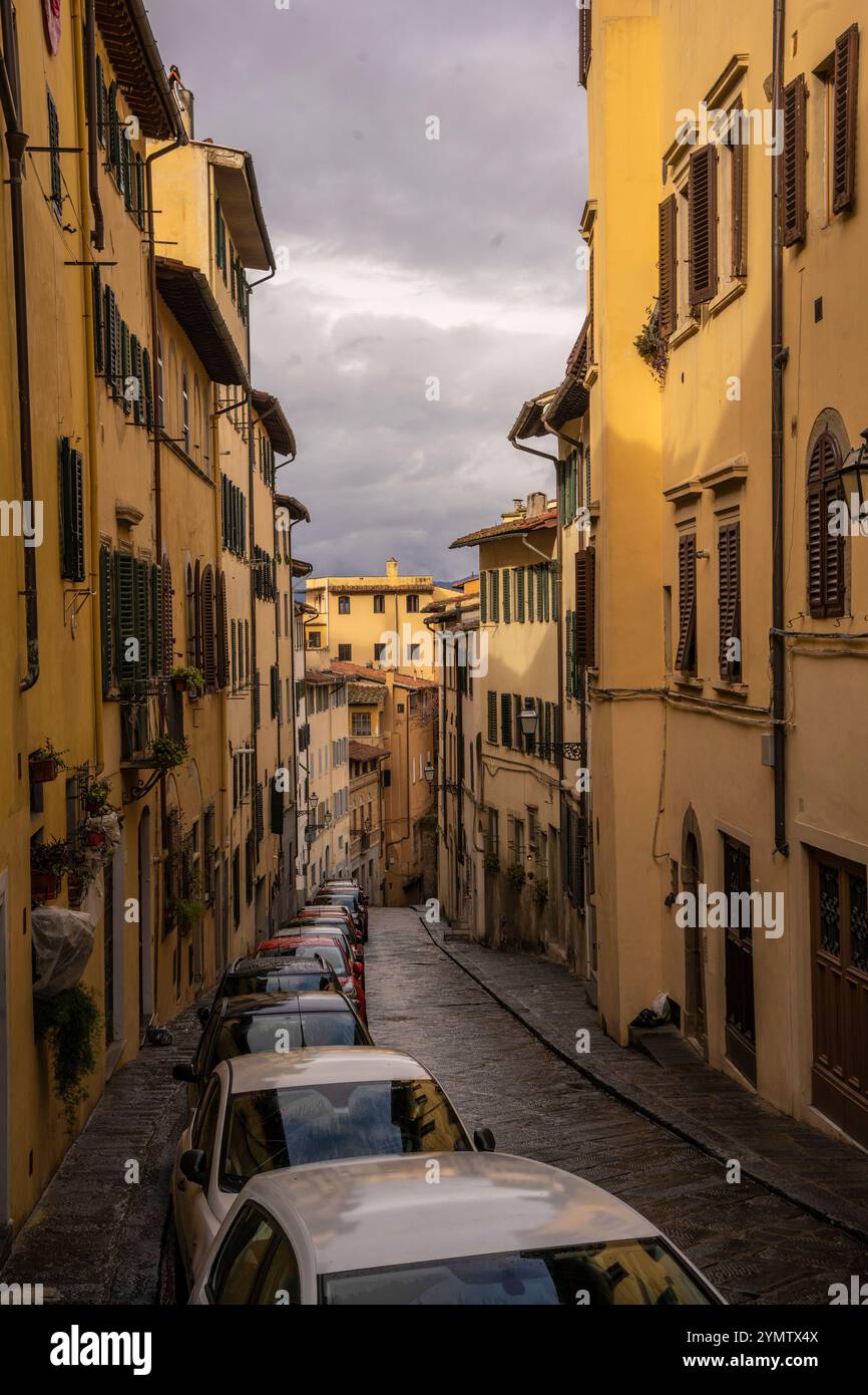 Vieille rue étroite médiévale avec une ancienne trattoria à Florence, Toscane, Italie. Architecture et point de repère de Florence. Paysage urbain confortable. Florence, Italie 06,0 Banque D'Images