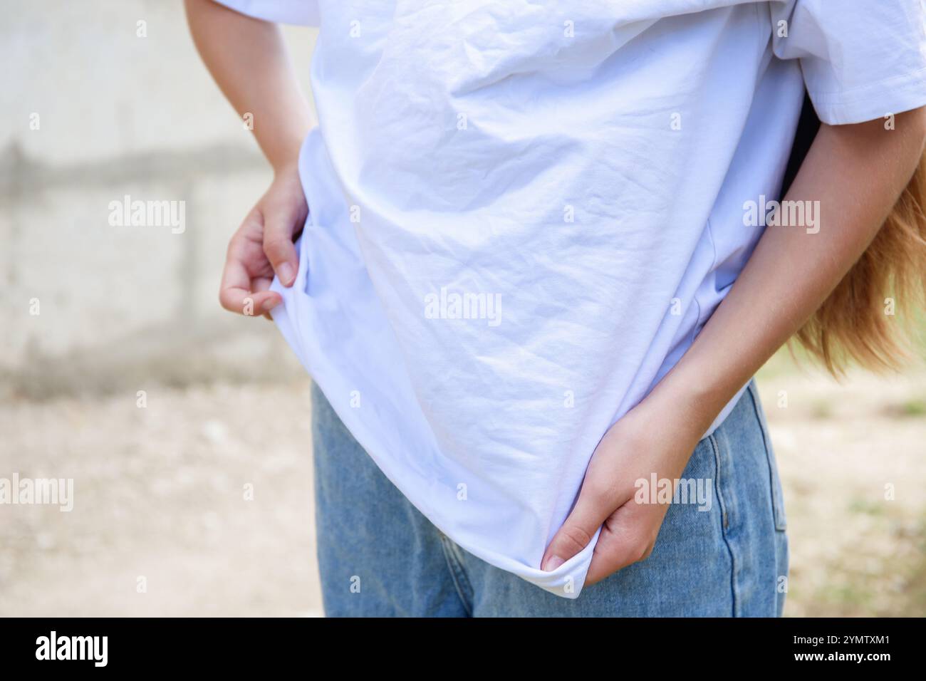 La femme portait un t-shirt grondé. Banque D'Images