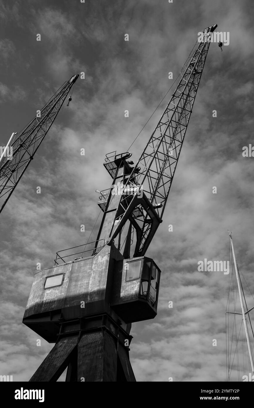 Gros plan de grandes grues de fret au port maritime, sur la côte. Vieux port de la ville de Gênes, Italie 09.01.2024 Banque D'Images