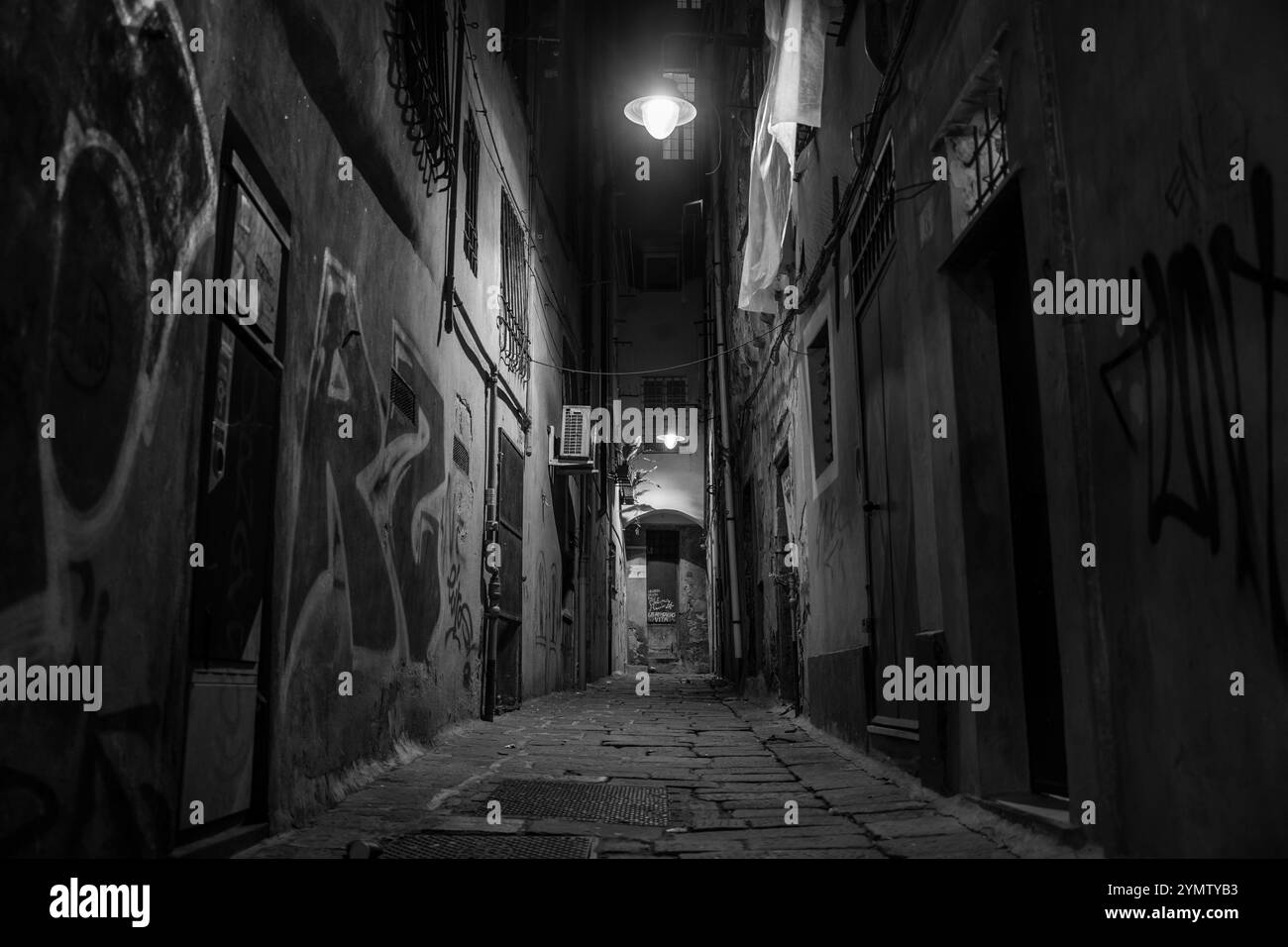 Vue de nuit d'une rue étroite dans le centre historique de la ville italienne Gênes, Italie 09.01.2024 Banque D'Images