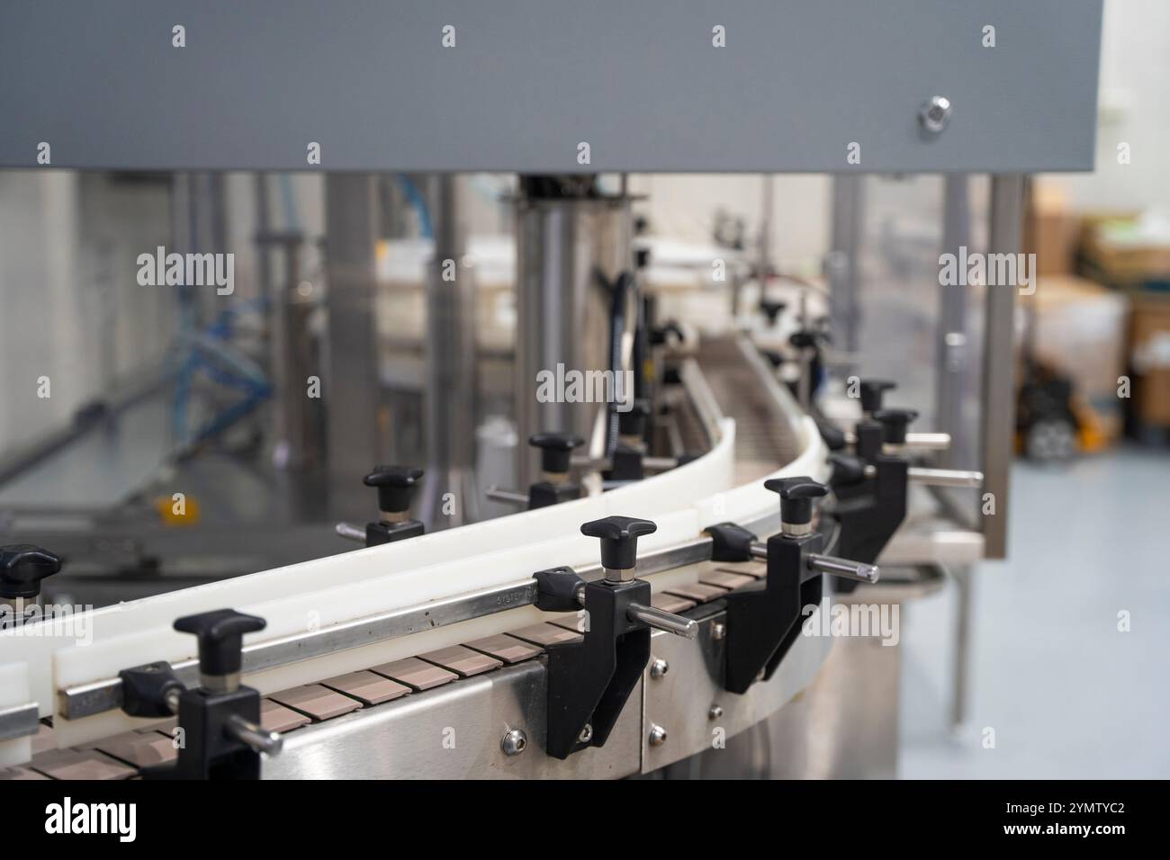 Ligne de production de produits de beauté et de soins de santé à l'usine ou à l'usine. Procédé de fabrication et d'emballage de produits cosmétiques, crème pour les mains en métal Banque D'Images