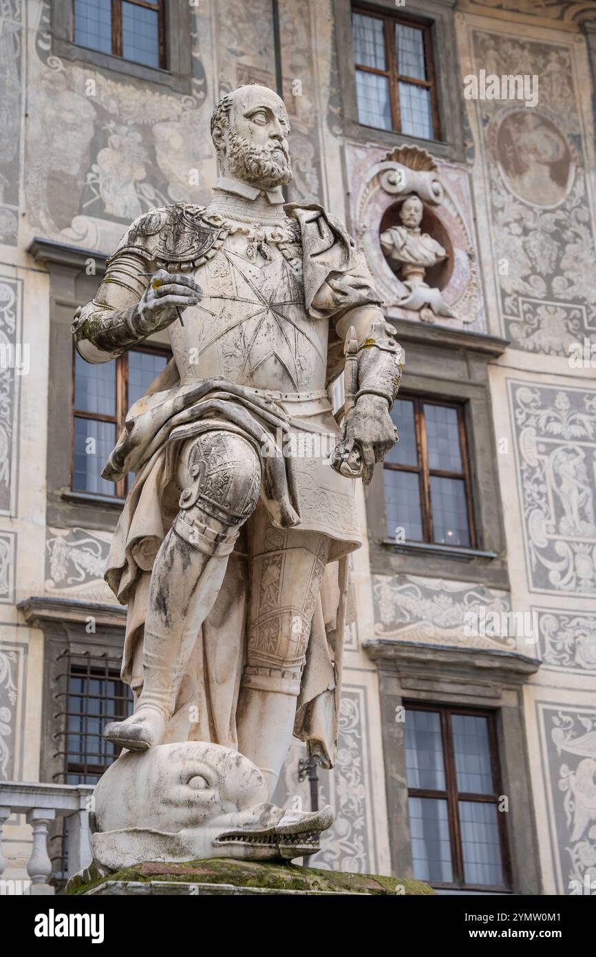 Vue sur la place des Chevaliers (Piazza dei Cavalieri) et la statue de Cosme de Médicis devant l'école normale sur la place Piazza dei Cavalieri à Pise Banque D'Images