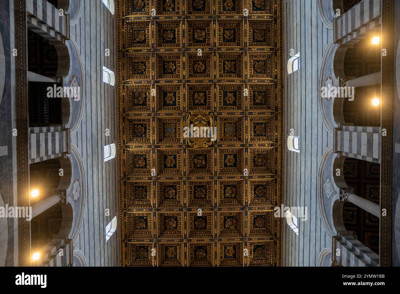 Vue intérieure de la cathédrale de Pise (Santa Maria Assunta) sur la place des miracles (Piazza dei Miracoli) complexe près de la tour penchée de Pise Banque D'Images