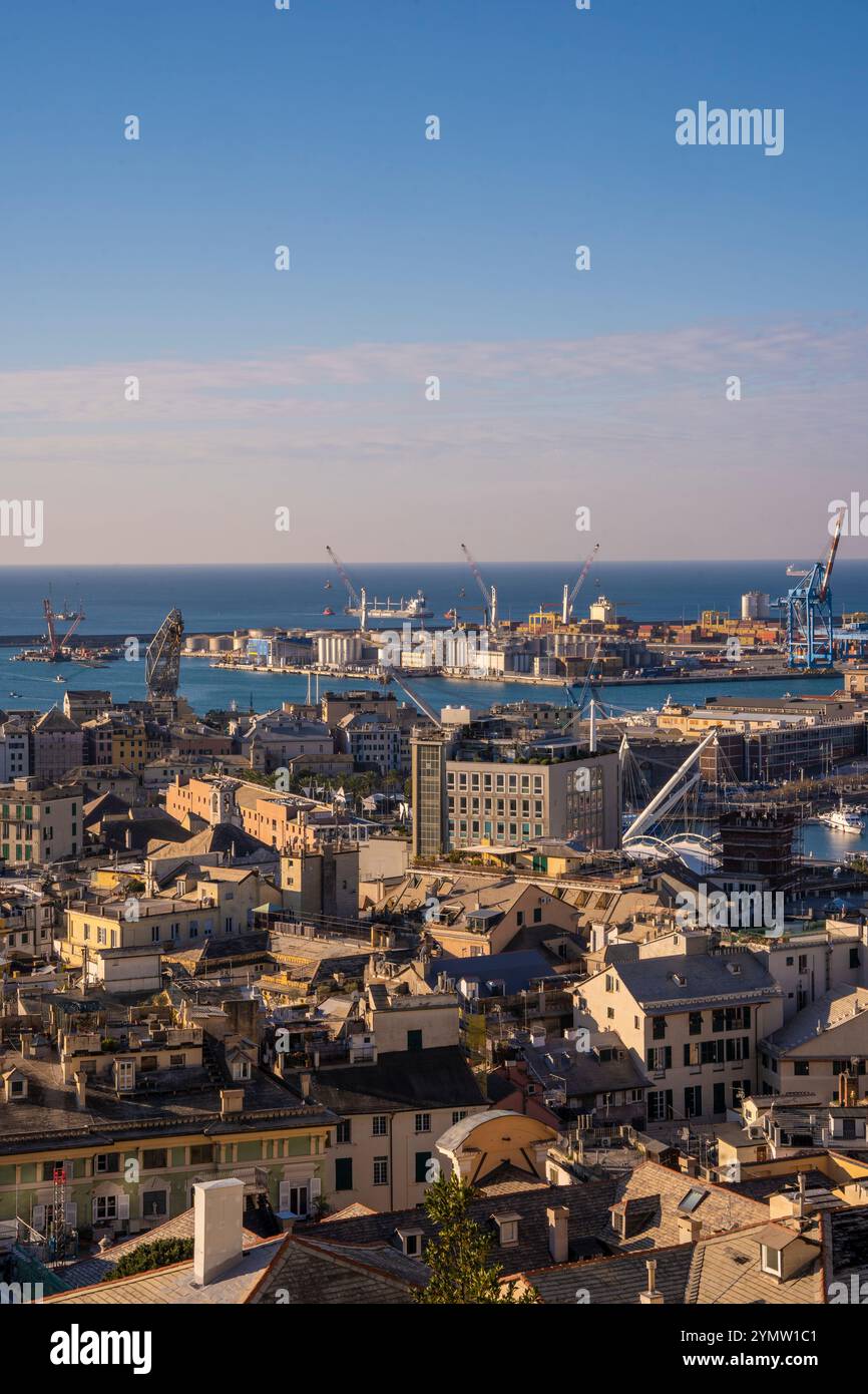 Belle vue panoramique sur la ville de Gênes, depuis la terrasse de Castelletto. Gênes, Italie 09.01.2024 Banque D'Images