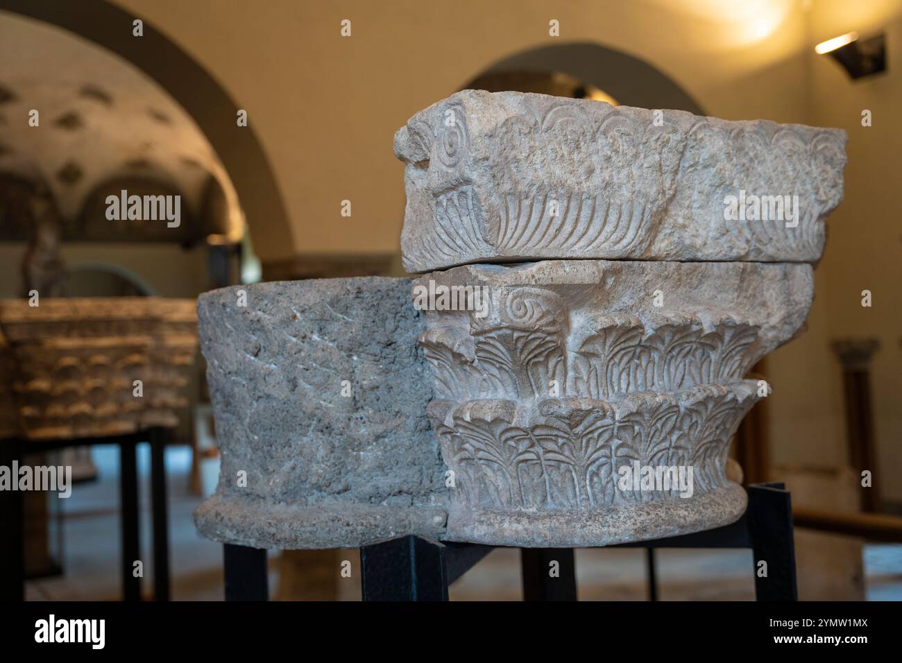 La salle avec sarcophage funéraire et autres fouilles funéraires, statues et sculptures à l'exposition dans le musée du château Sforzesco Banque D'Images