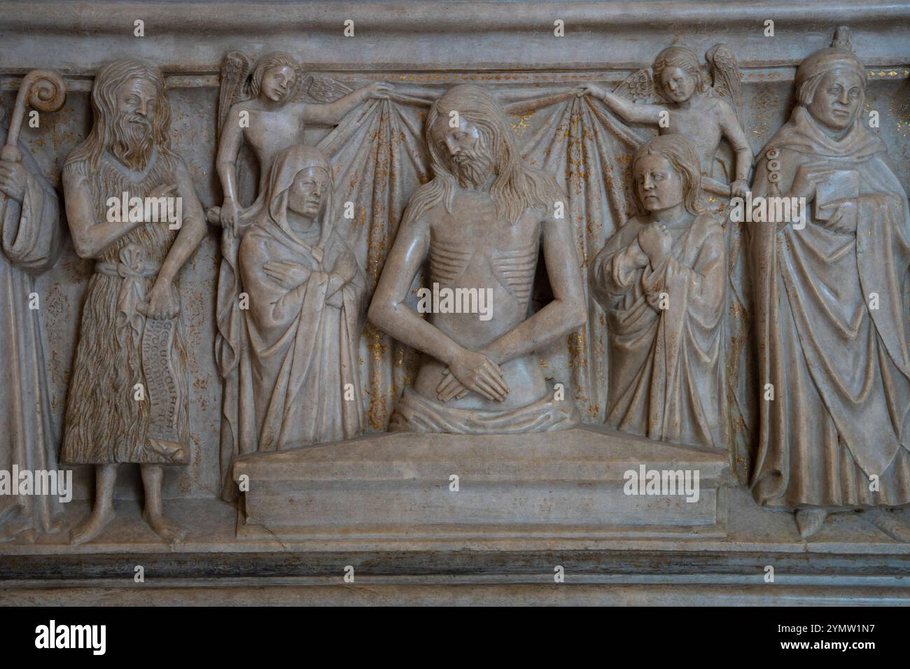 La salle avec sarcophage funéraire et autres fouilles funéraires, statues et sculptures à l'exposition dans le musée du château Sforzesco Banque D'Images