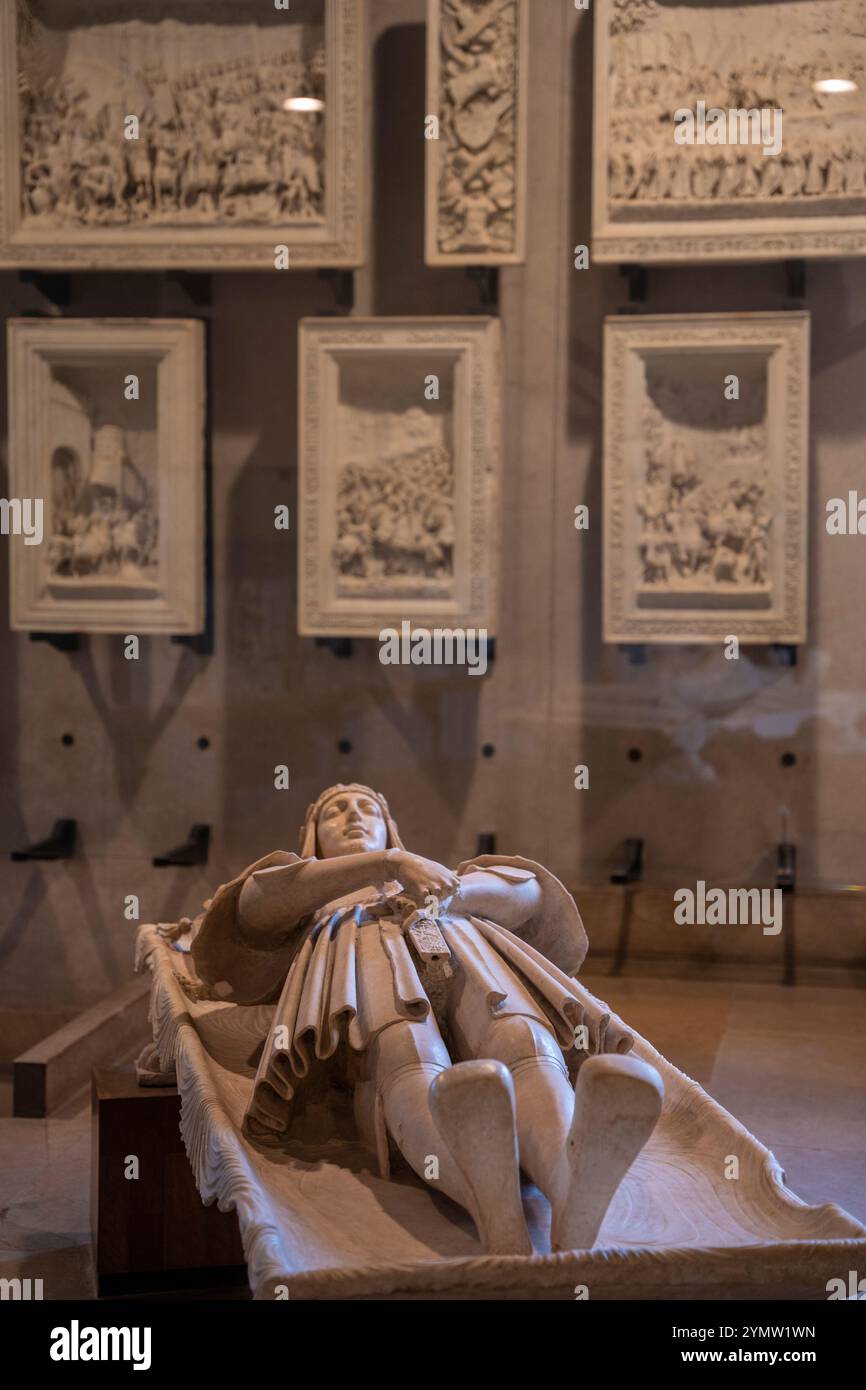 La salle avec sarcophage funéraire et autres fouilles funéraires, statues et sculptures à l'exposition dans le musée du château Sforzesco Banque D'Images