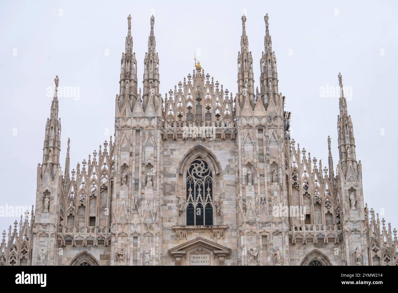Gros plan de la cathédrale de Milan, ou Duomo, avec des détails de la façade de luxe avec des statues et des reliefs en marbre. Monument le plus populaire de Milan, Italie Banque D'Images