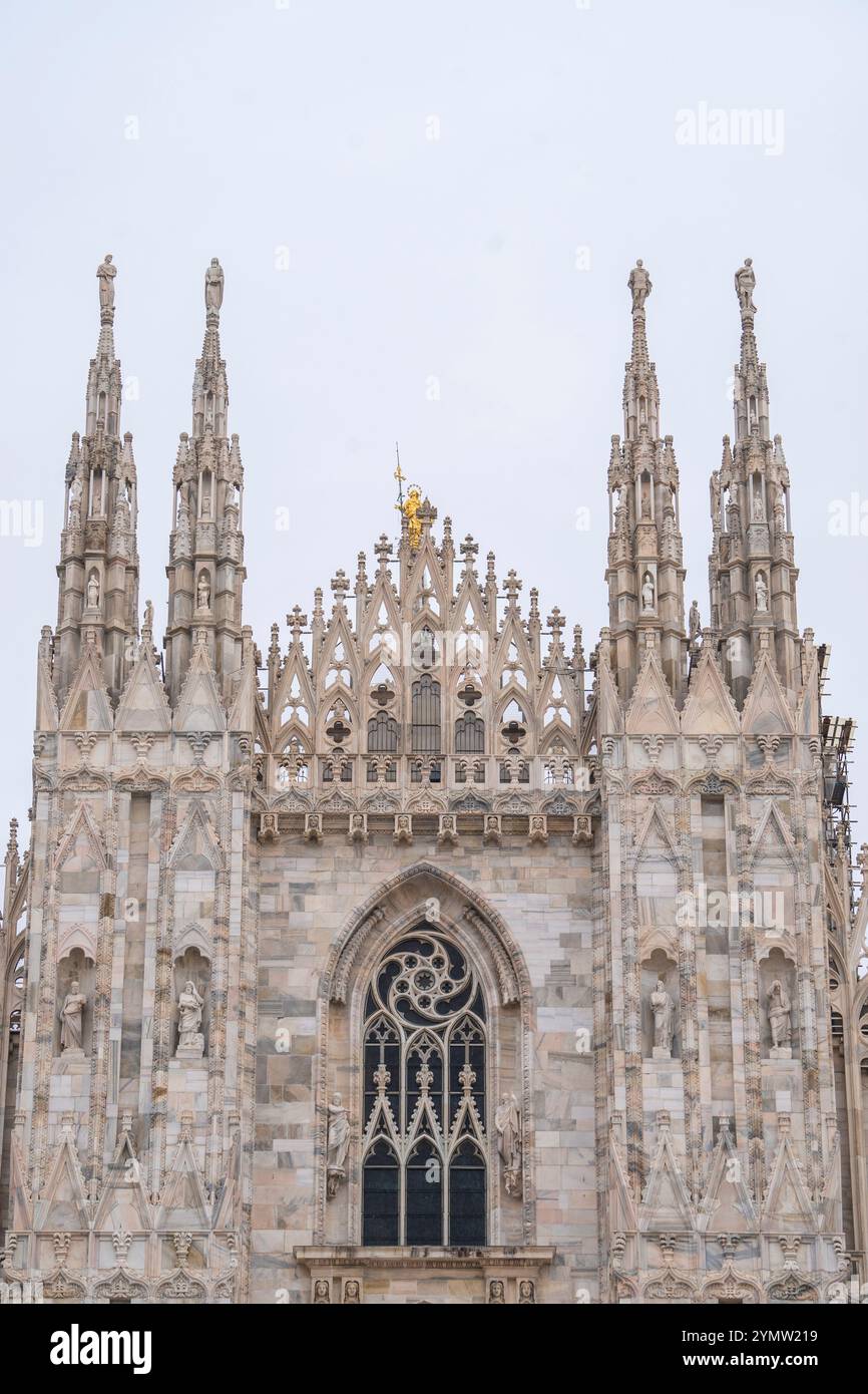 Gros plan de la cathédrale de Milan, ou Duomo, avec des détails de la façade de luxe avec des statues et des reliefs en marbre. Monument le plus populaire de Milan, Italie Banque D'Images