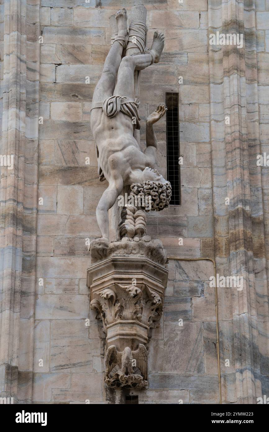 Gros plan de la cathédrale de Milan, ou Duomo, avec des détails de la façade de luxe avec des statues et des reliefs en marbre. Monument le plus populaire de Milan, Italie Banque D'Images