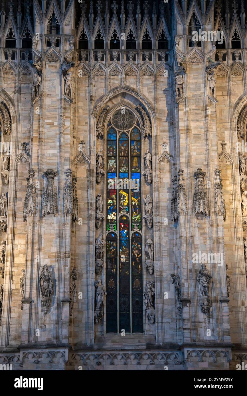 Gros plan de la cathédrale de Milan, ou Duomo la nuit avec des détails de la façade de luxe avec des statues et des reliefs en marbre. Banque D'Images