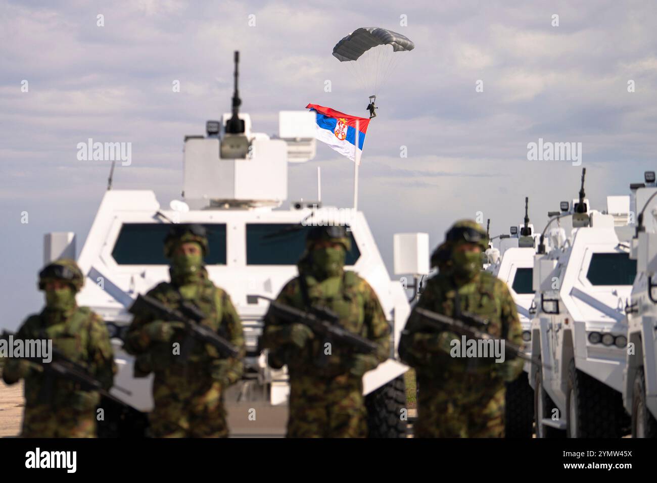 Présentation des forces armées serbes. Rangées de soldats avec équipement militaire moderne marchant. Armée serbe, régiment militaire à la base aérienne Batajnica, Banque D'Images