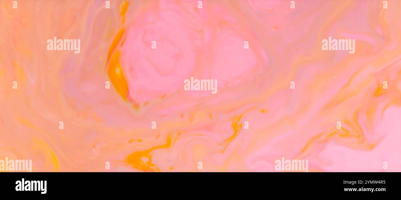 Fluid Art fond de peinture liquide avec des couleurs tourbillonnantes rose et orange créant un motif abstrait dynamique Banque D'Images