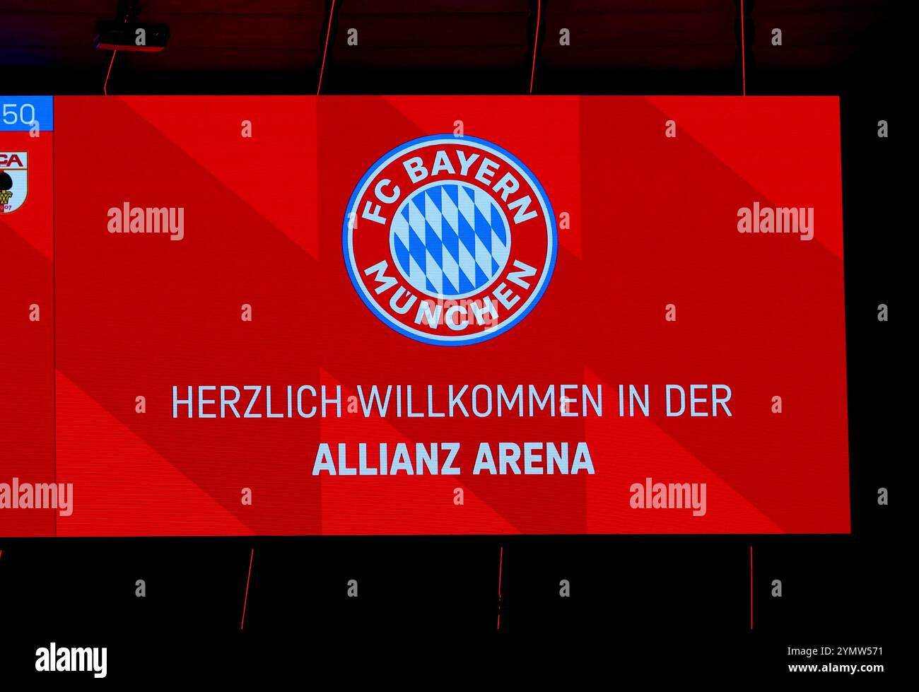 München, Deutschland, 22. Novembre 2024 : Fussball, Herren, Bundesliga, saison 2024/2025, FC Bayern München - FC Augsburg, Allianz Arena hier die Anzeigentafel mit dem logo des FC Bayern und dem Text, Herzlich Willkommen in der Allianz Arena, Begrüssung der fans DFB, DFL Banque D'Images