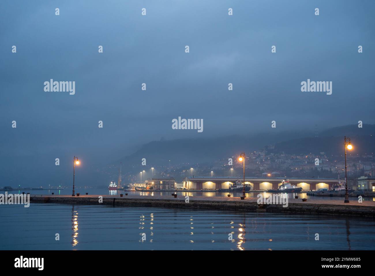 Vue tôt le matin sur Molo audace, avec lanterne de rue illuminée, Trieste, Italie 03.01.2024 Banque D'Images