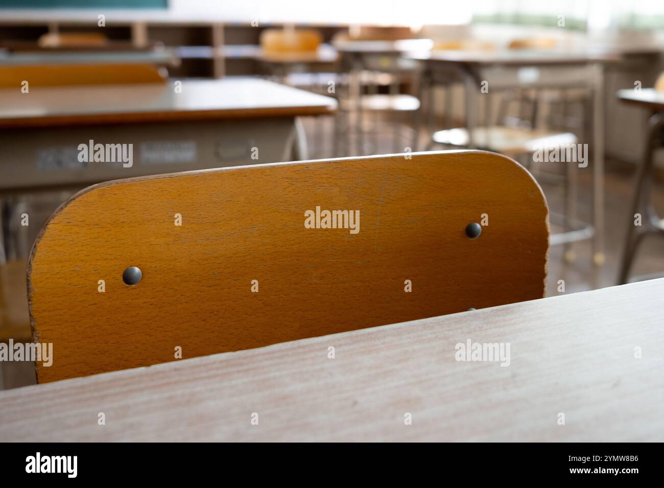 Chaises et bureaux dans une salle de classe d'école japonaise Banque D'Images